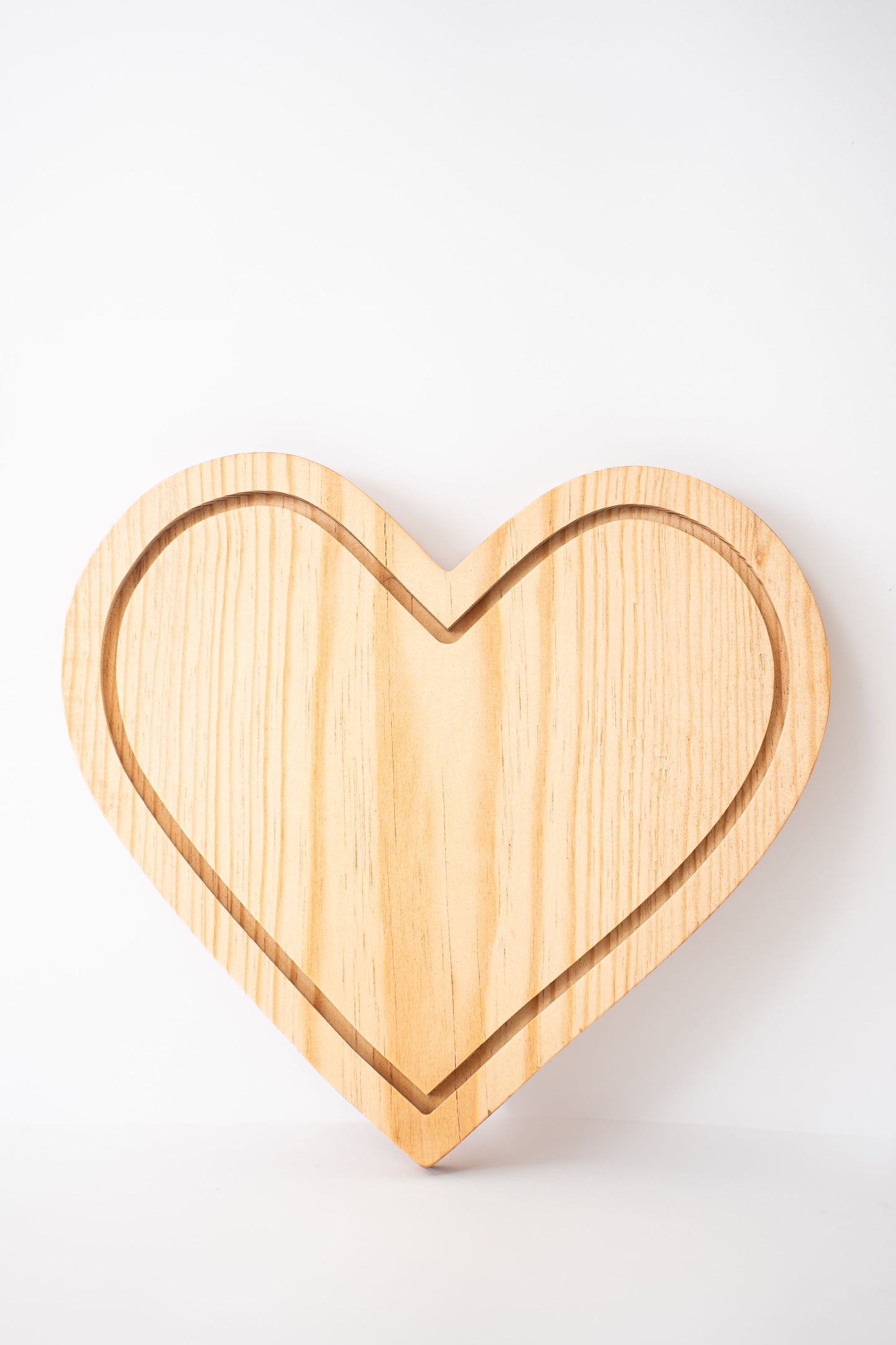 Tabla Corazón en Madera de Pino con Canal Antiderrames