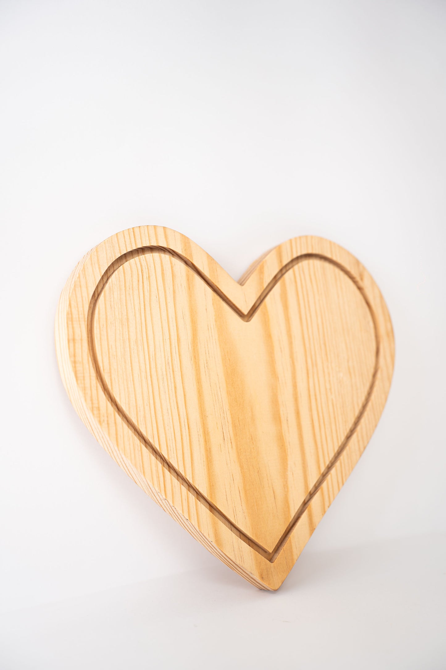 Tabla Corazón en Madera de Pino con Canal Antiderrames